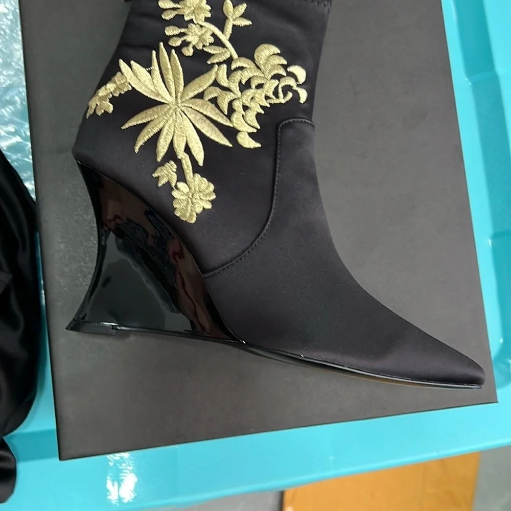 NWT Natori Satin Embroidery Wedge Ankle Boot Size 6,5